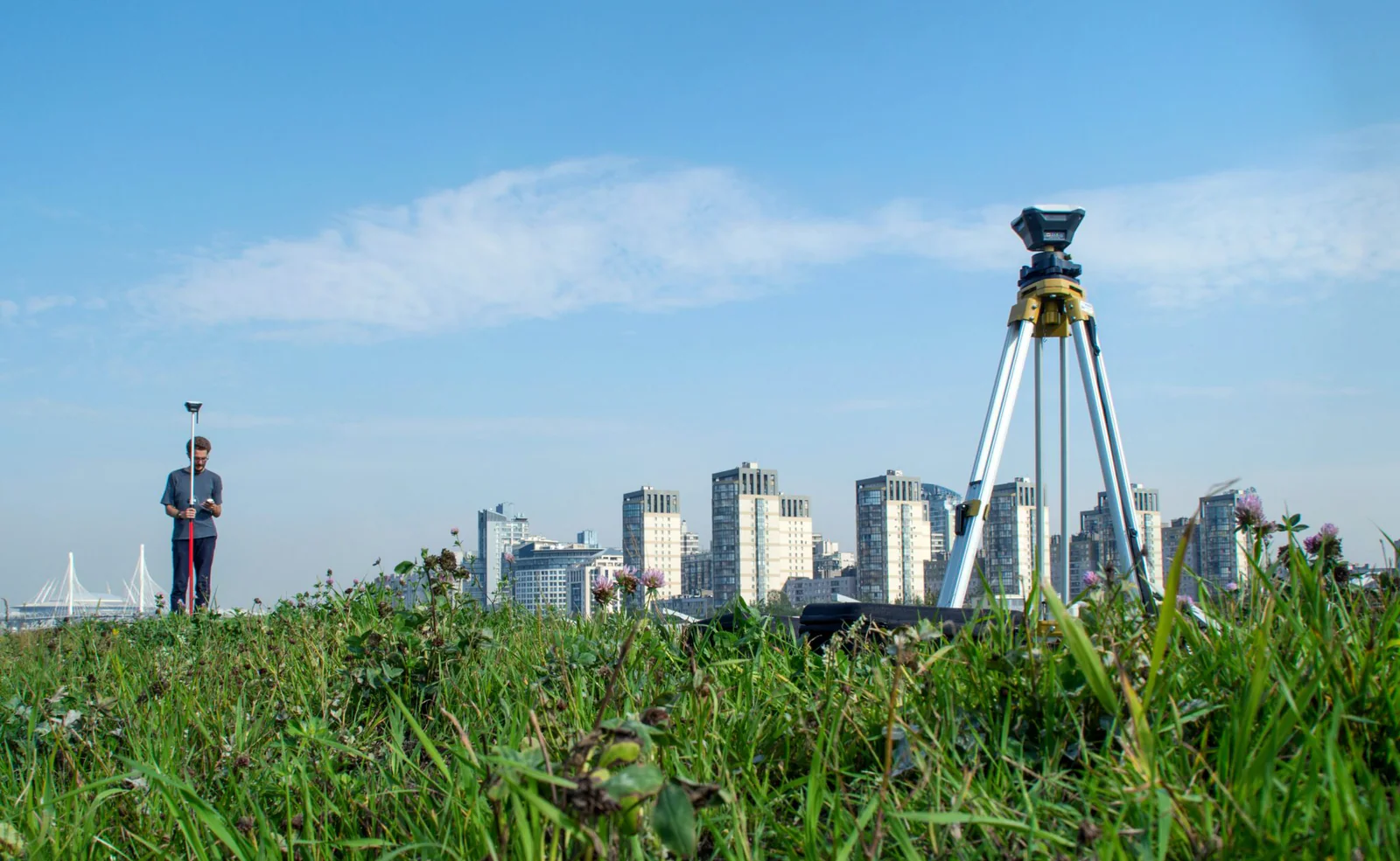 Landmeter met GNSS-apparatuur in het veld