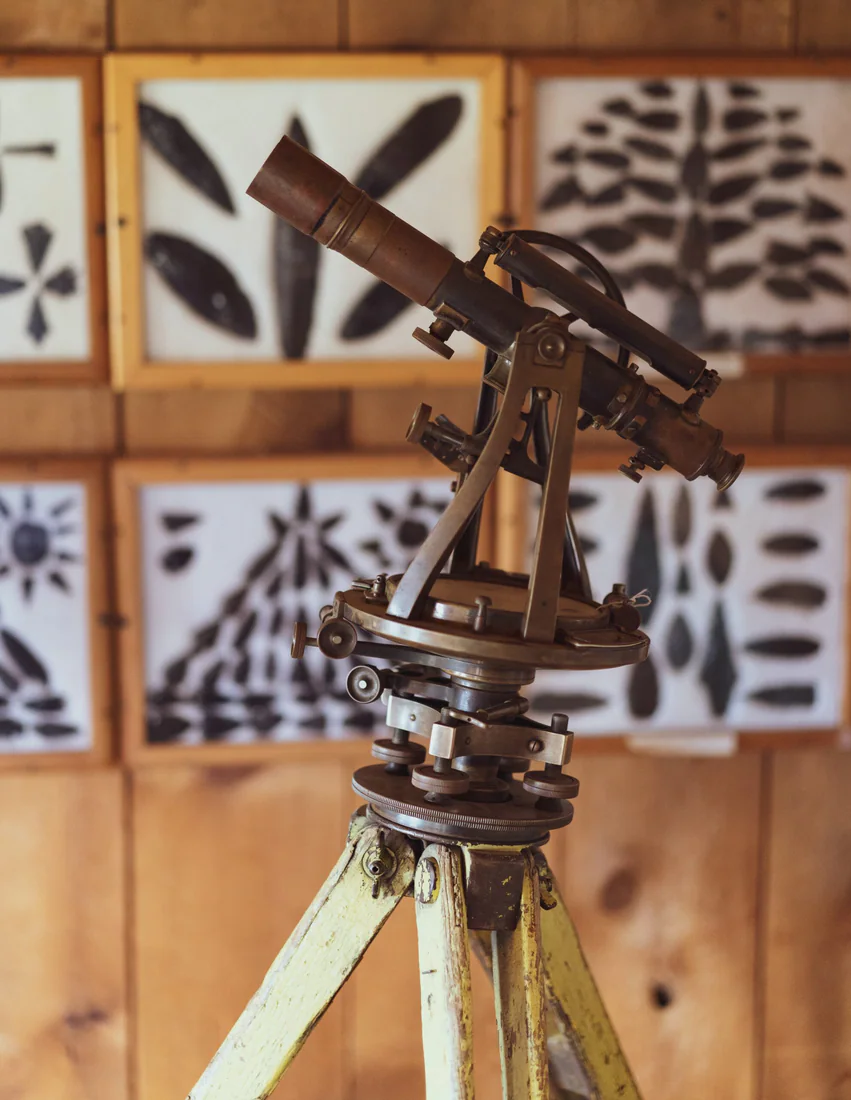Historisch landmeetkundig instrument op statief