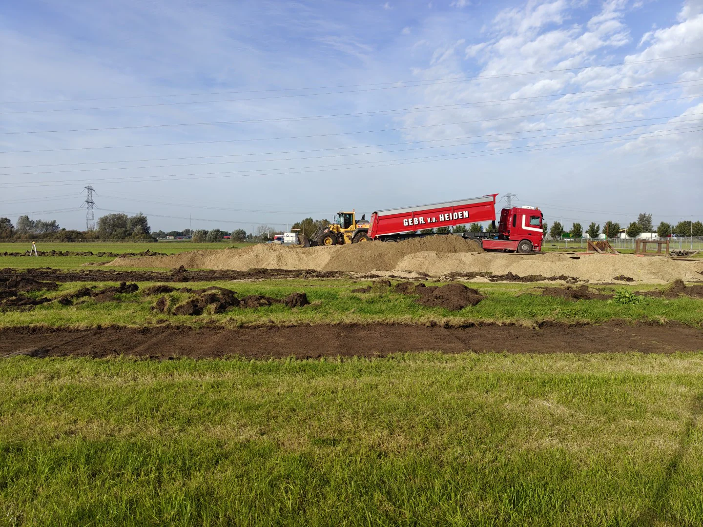 Ophoging wordt aangebracht op een bouwplaats