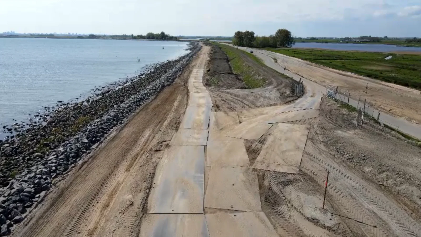 Infrastructuurwerk aan een dijk vanuit de lucht
