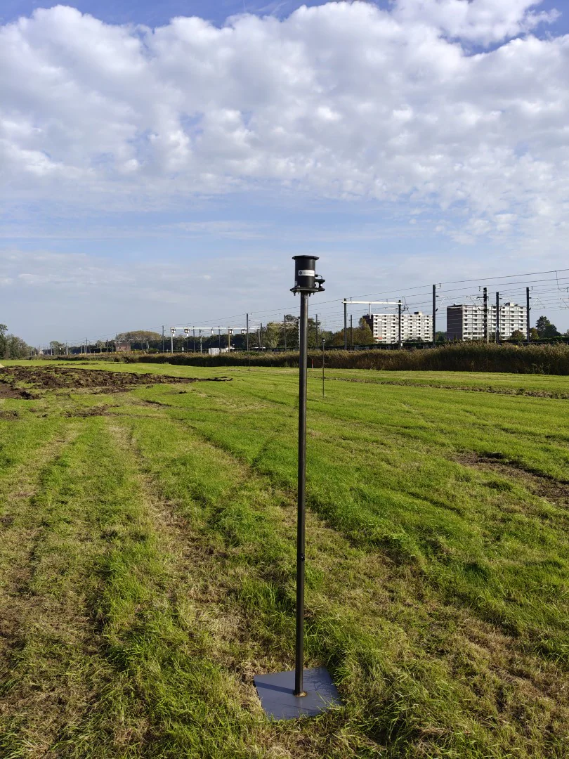 Spot ONE op een vrijstaande zakbaak in het veld