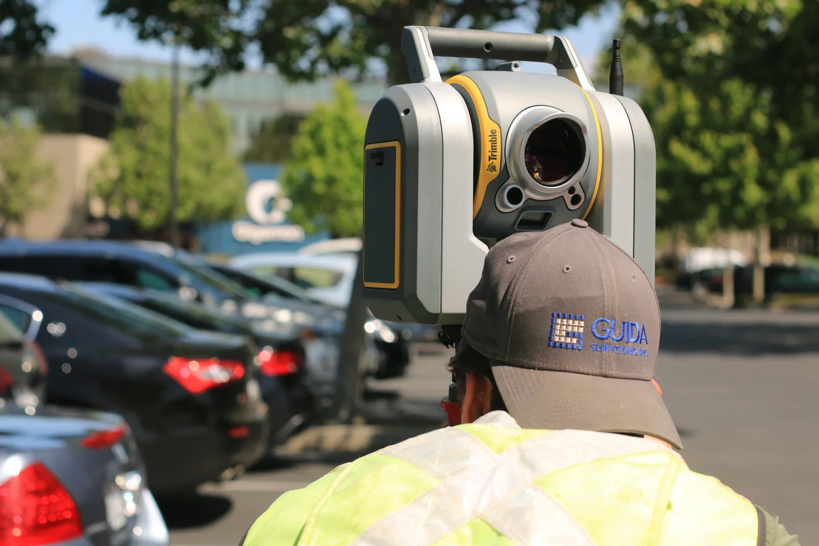 Landmeter werkt met een total station